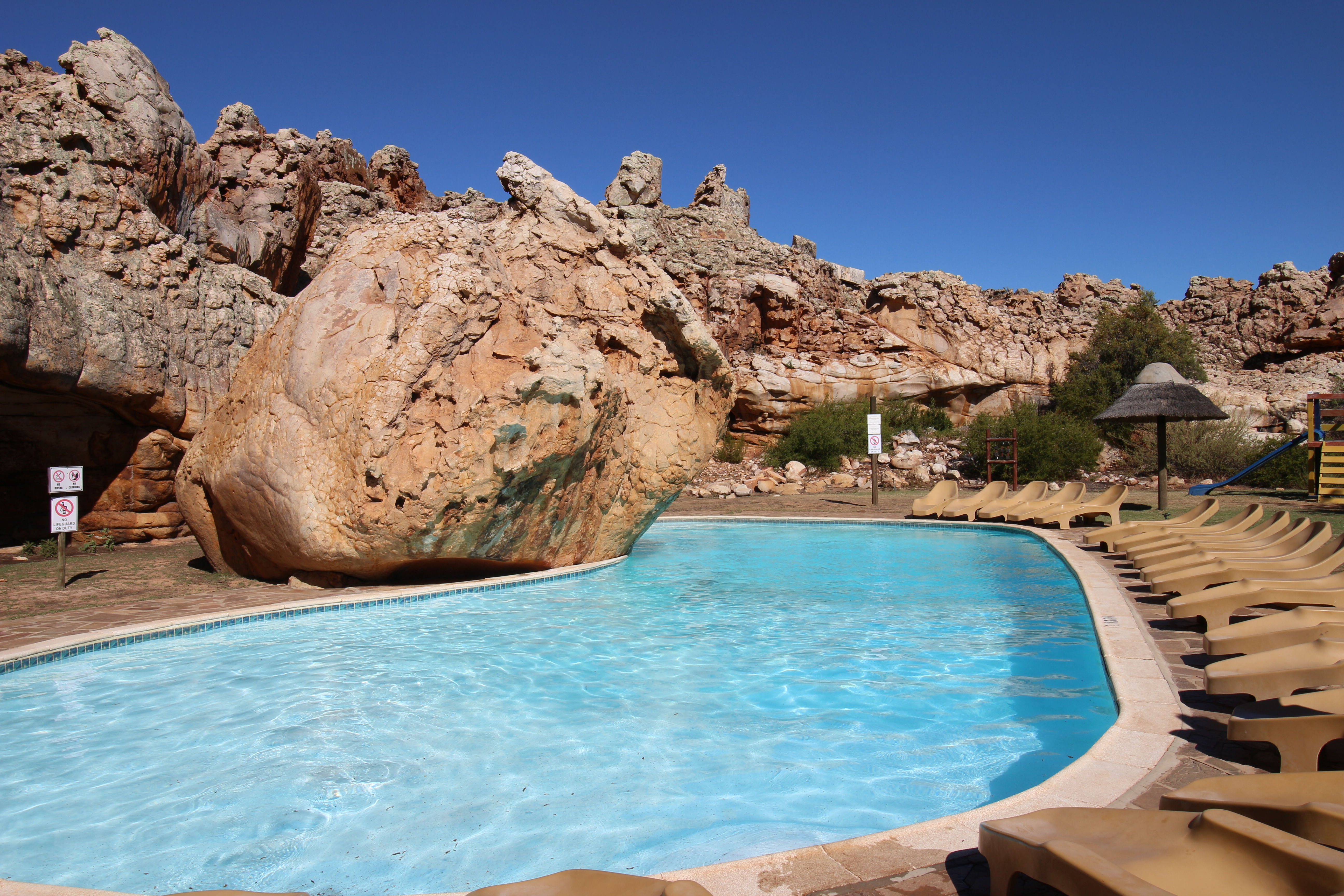 Kagga Kamma pool surrounded by rock formations